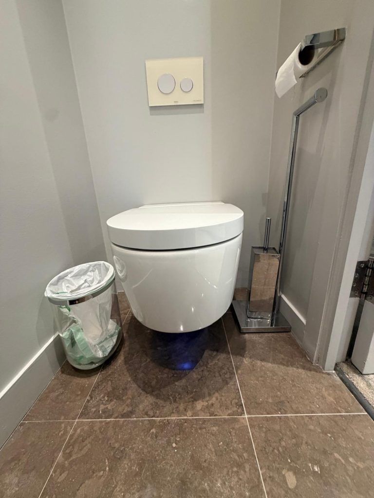 Pose du chantier WC lavant dans un bien d'exception à Paris