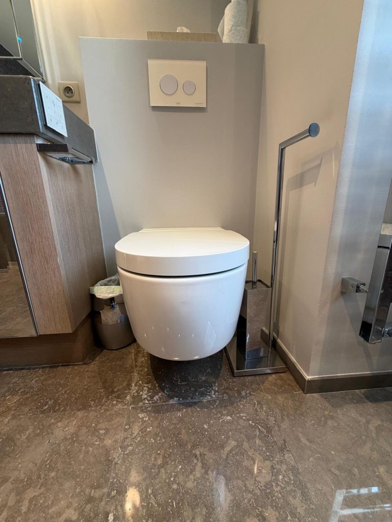 Pose du chantier WC lavant dans un bien d'exception à Paris
